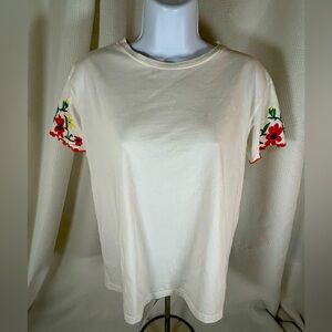 Zara white short sleeve shirt, crewneck sleeves are scalloped floral embroidered